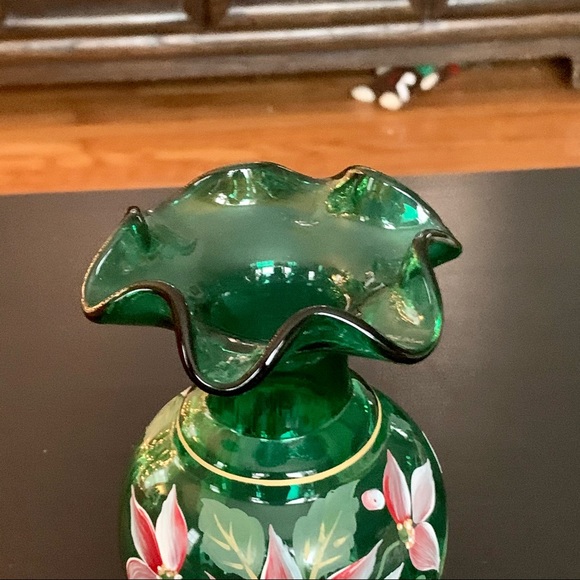 RARE - Fenton Artist Showcase Series Emarld Green Ruffle Glass Vase with Lilies - Picture 6 of 10